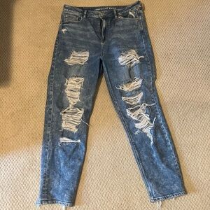AMERICAN EAGLE STRETCH RIPPED MOM JEAN
